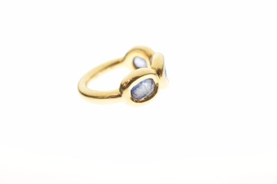 Lot 70 - Gem-set three-stone ring