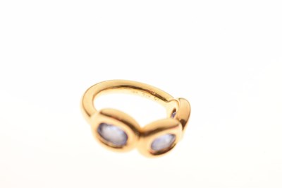 Lot 70 - Gem-set three-stone ring