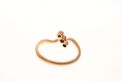 Lot 11 - Early 20th century diamond three-stone crossover ring