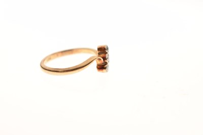 Lot 11 - Early 20th century diamond three-stone crossover ring
