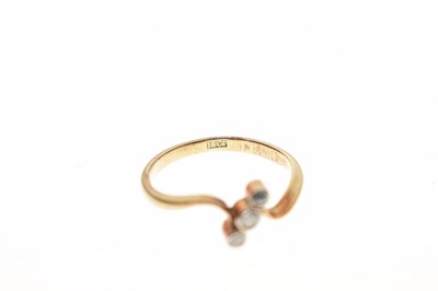 Lot 11 - Early 20th century diamond three-stone crossover ring