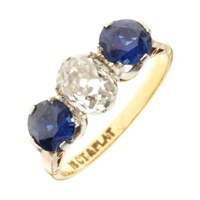 Lot 19 - Three-stone sapphire and diamond ring