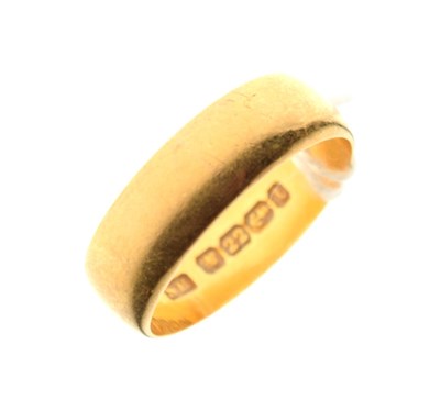 Lot 27 - 22ct gold wedding band