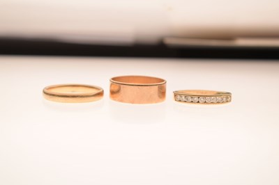 Lot 87 - Three 9ct gold rings