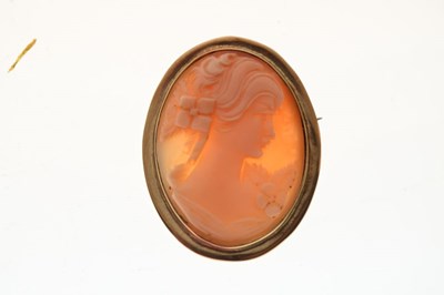Lot 58 - Unmarked yellow metal cameo brooch