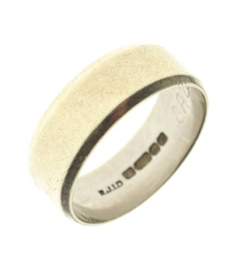 Lot 15 - 9ct white gold wedding band