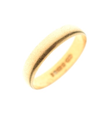 Lot 34 - 22ct gold wedding band
