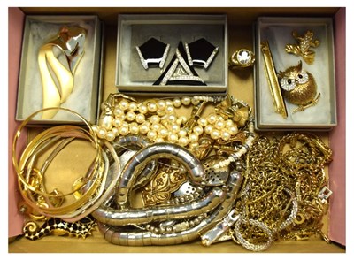 Lot 104 - Assorted costume jewellery
