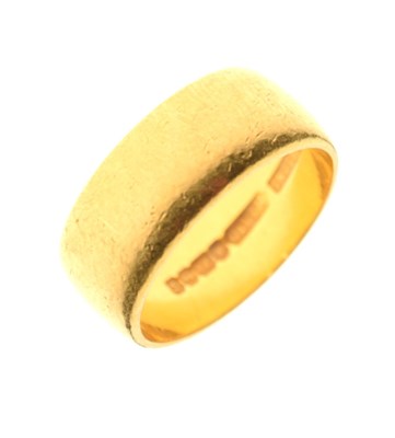 Lot 35 - 22ct gold wedding band