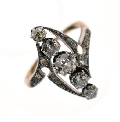 Lot 12 - Early 20th century diamond five stone ring