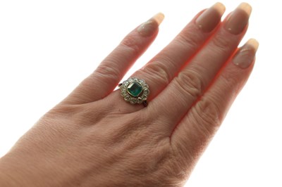 Lot 20 - Early 20th century emerald and diamond 18ct yellow gold cluster ring