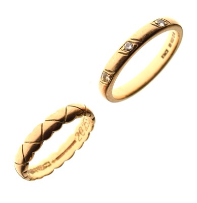Lot 16 - Two 9ct gold wedding bands