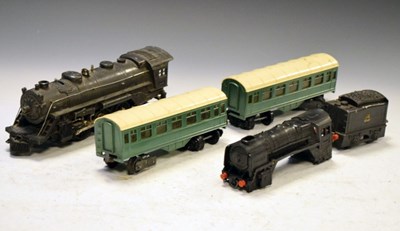 Lot 357 - Lionel 027 'O' gauge steam locomotive, together with tender and two plastic carriages
