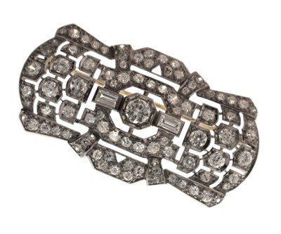 Lot 31 - Art Deco diamond and platinum brooch