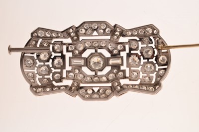 Lot 31 - Art Deco diamond and platinum brooch