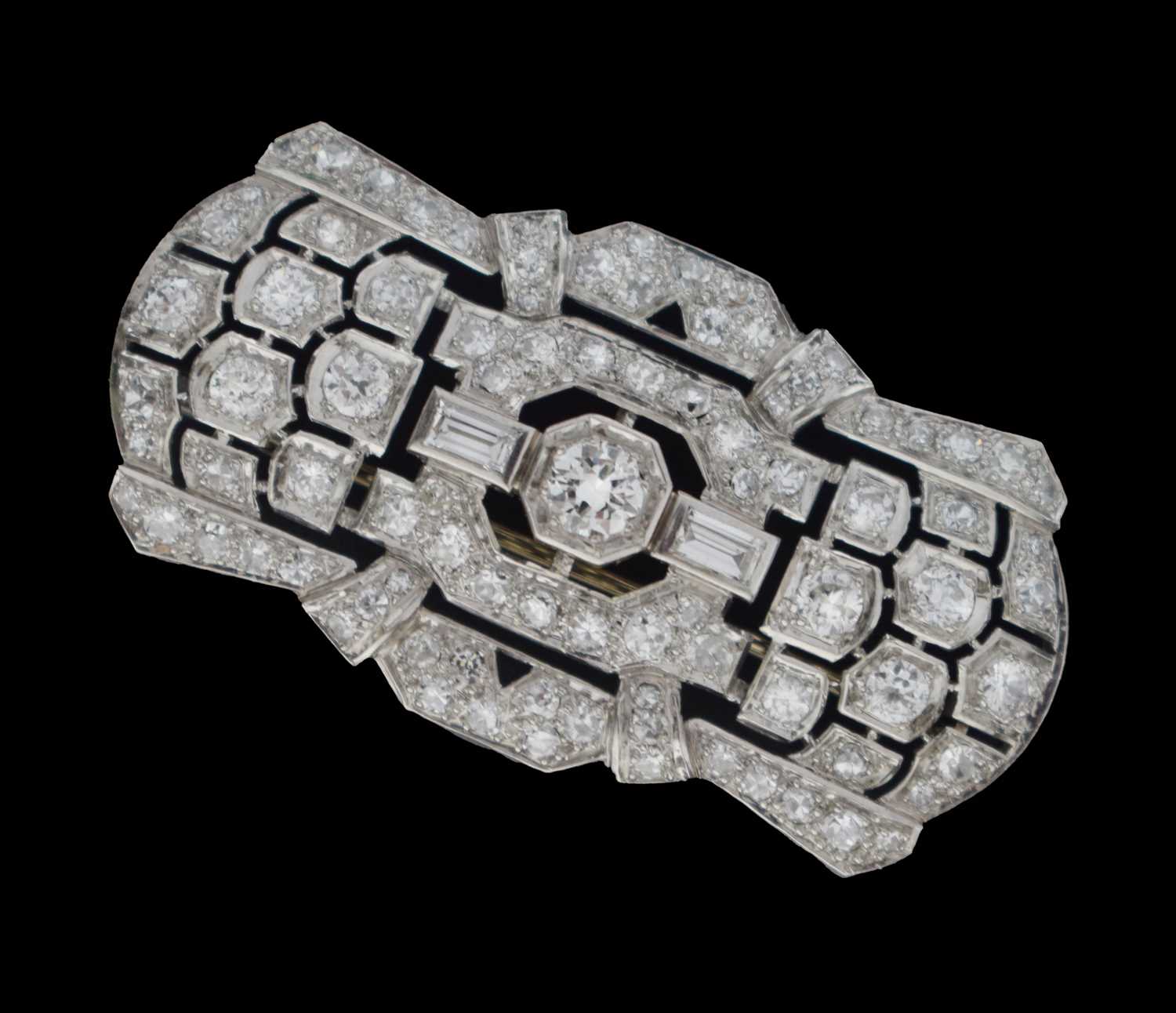 Lot 31 - Art Deco diamond and platinum brooch