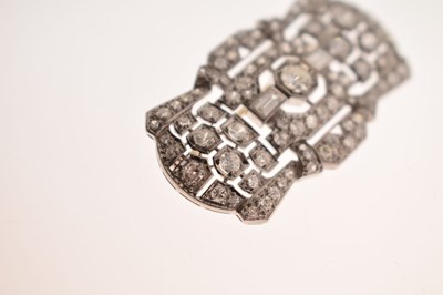 Lot 31 - Art Deco diamond and platinum brooch