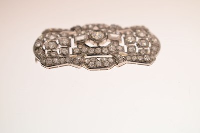Lot 31 - Art Deco diamond and platinum brooch