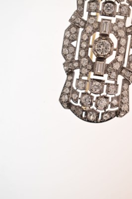 Lot 31 - Art Deco diamond and platinum brooch
