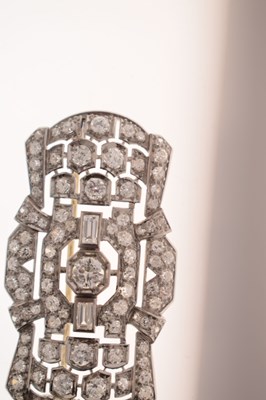 Lot 31 - Art Deco diamond and platinum brooch