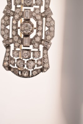 Lot 31 - Art Deco diamond and platinum brooch
