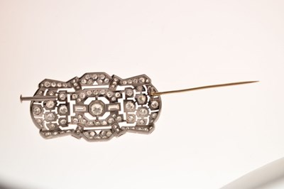 Lot 31 - Art Deco diamond and platinum brooch