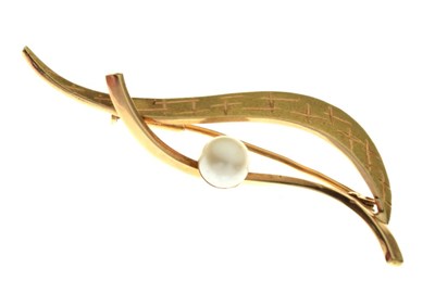 Lot 64 - Pearl set bar brooch