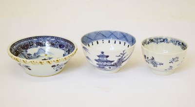 Lot 677 - Small late 18th century Chinese porcelain bowls