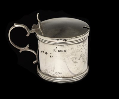 Lot 123 - George V silver drum mustard pot with blue glass liner