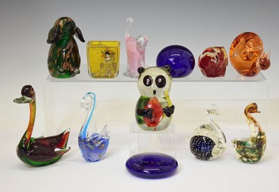 Lot 586 - Assorted glass birds etc