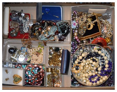 Lot 97 - Quantity of costume jewellery