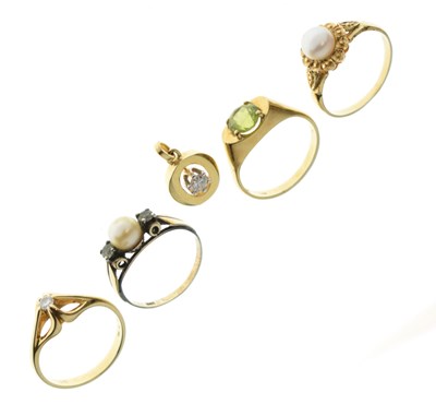 Lot 53 - Four gem set yellow metal rings, and a diamond set pendant