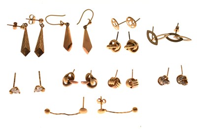 Lot 209 - Assorted yellow metal earrings