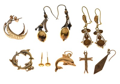 Lot 263 - Assorted jewellery including 9ct gold hoops
