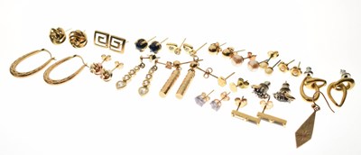Lot 208 - Group of yellow metal and other earrings