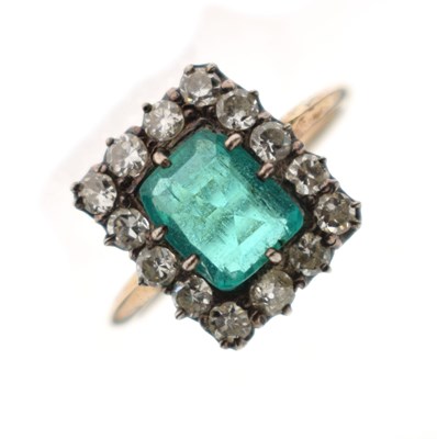 Lot 22 - Early 20th century emerald and diamond cluster ring