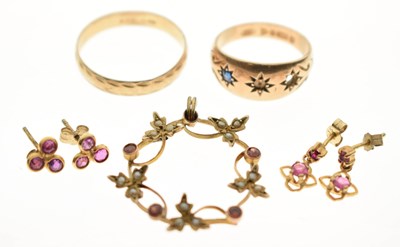 Lot 266 - Small group of jewellery including 9ct gold rings