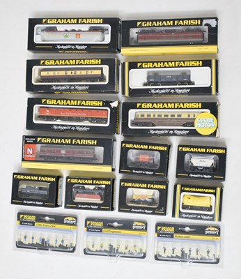 Lot 562 - Graham Farish - Group of thirteen boxed 'N' gauge railway trainset carriage and wagons