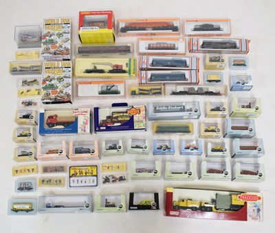 Lot 564 - Quantity of 'N' gauge wagons, rolling stock, cars, and trackside accessories