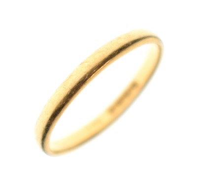 Lot 61 - 22ct gold wedding band