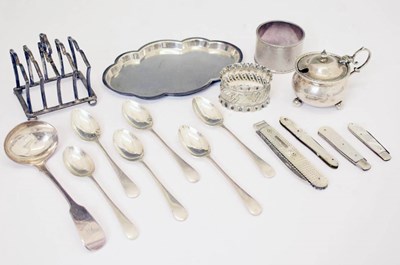 Lot 394 - Quantity of silver items to include a George V silver toast rack