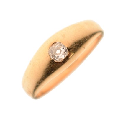 Lot 3 - Cushion-cut diamond 18ct gold ring