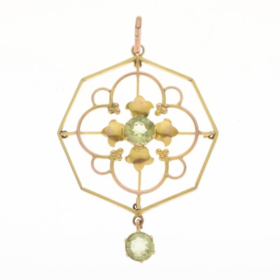 Lot 115 - Edwardian peridot octagonal-shaped yellow metal pendant