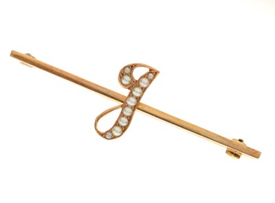Lot 94 - Initial 'J' seed pearl yellow metal bar brooch
