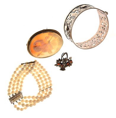 Lot 258 - Small group of various jewellery comprising a Victorian gold plated shell cameo brooch, etc