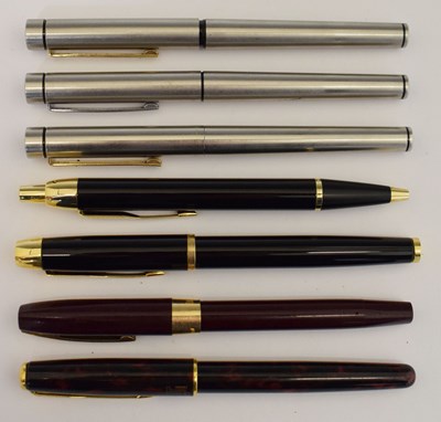 Lot 516 - Quantity of Parker and Sheaffer pens