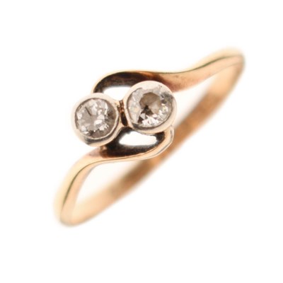 Lot 9 - Diamond two-stone crossover ring