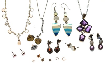 Lot 289 - Small group of hardstone jewellery