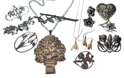 Lot 284 - Group of Art Nouveau-style jewellery