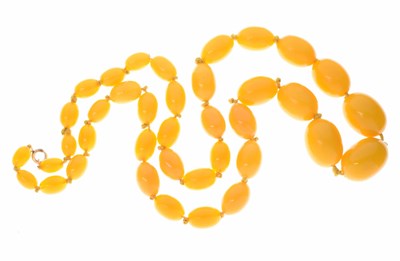 Lot 169 - Graduated string of bakelite 'amber' beads